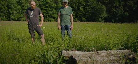 Zwei Landwirte auf einer Brache