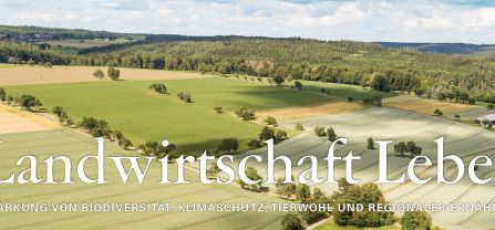 Agrarlandschaft mit Text "Landwirtschaft Leben: Stärkung von Biodiversität, Klimaschutz, Tierwohl und regionaler Ernährung"