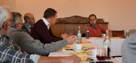 Landwirte im Austausch beim Plattformtreffen