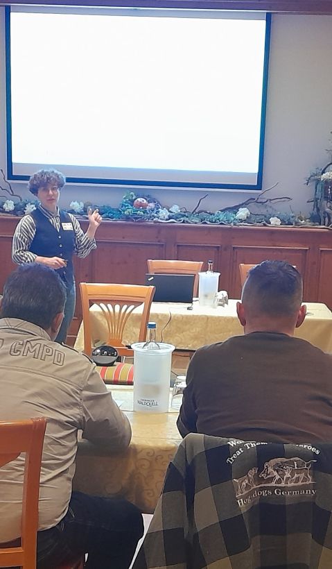 Landwirt:innen hören der Präsentation einer Wissenschaftlerin zu