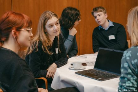 Veranstaltungsteilnehmende bei der Diskussion
