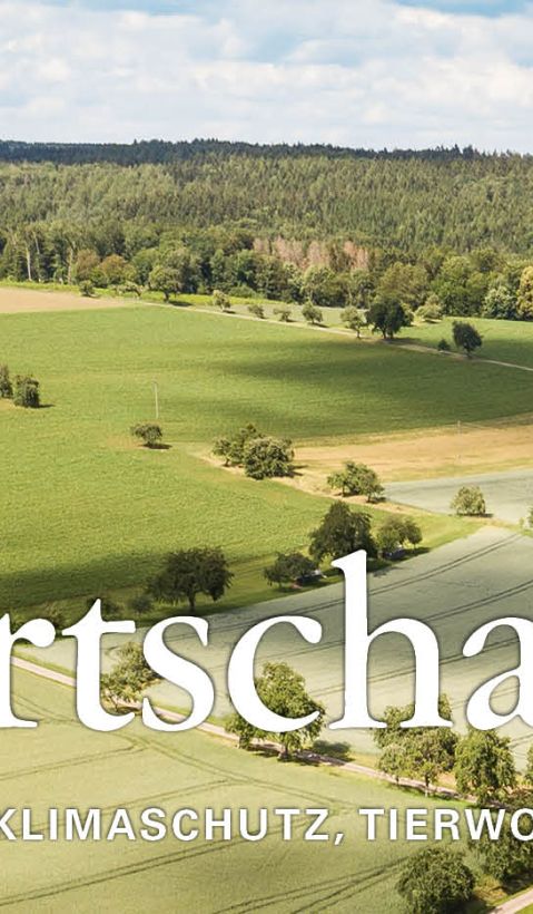Agrarlandschaft mit Text "Landwirtschaft Leben: Stärkung von Biodiversität, Klimaschutz, Tierwohl und regionaler Ernährung"
