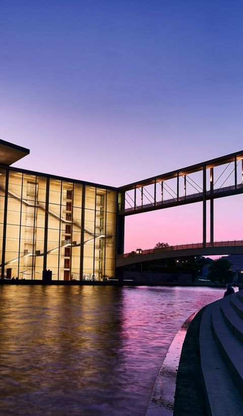 Paul-Löbe-Haus von der Spree aus fotografiert