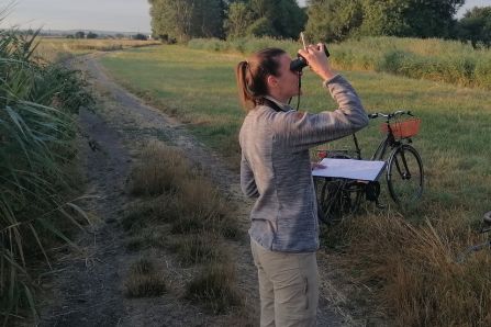 Forscherin und Landwirt bei der Vogelbeobachtung in Baden-Württemberg