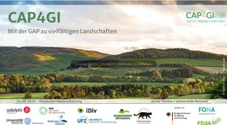 Titelfolie mit hügeliger grüner Landschaft